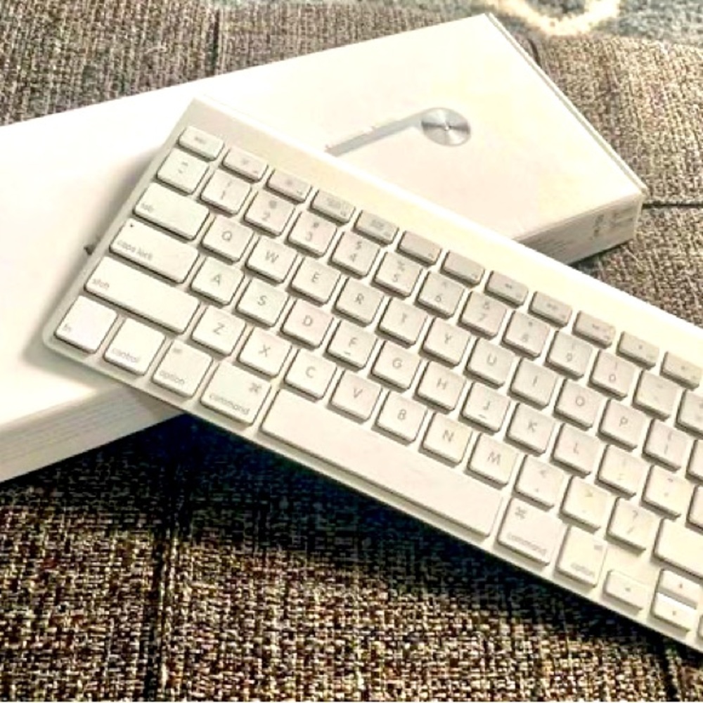 *LIKE NEW* Apple Wireless Bluetooth Keyboard (MC184LL/B Model A1314)